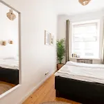 2ndhomes 2br Center With Balcony & Park View Apartmán *