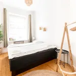 2ndhomes 2br Center With Balcony & Park View Apartmán