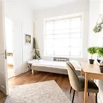 2ndhomes 2br Center With Balcony & Park View *