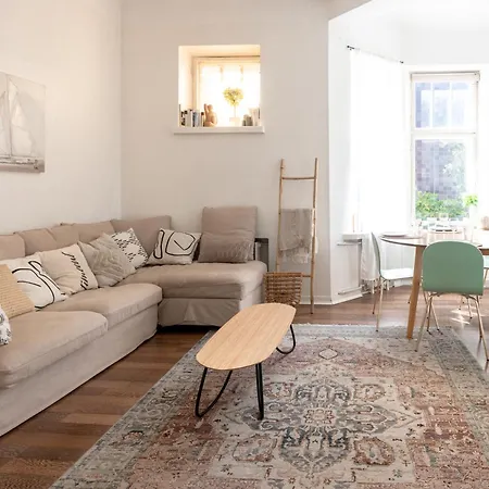 2ndhomes 2br Center With Balcony & Park View Apartment