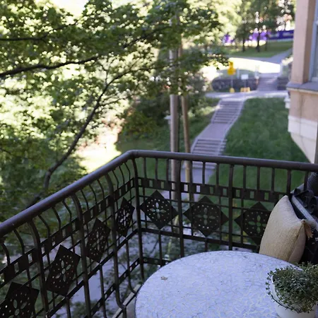 2ndhomes 2br Center With Balcony & Park View