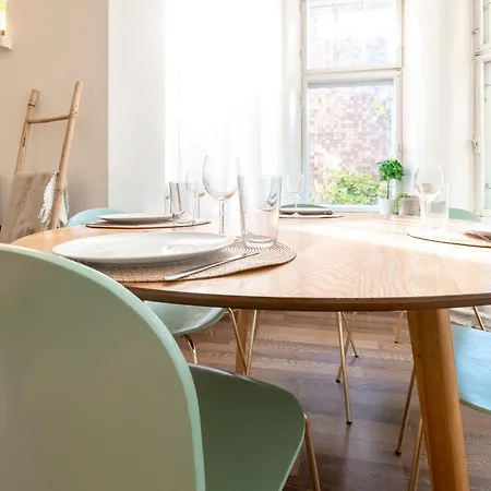 2ndhomes 2br Center With Balcony & Park View *