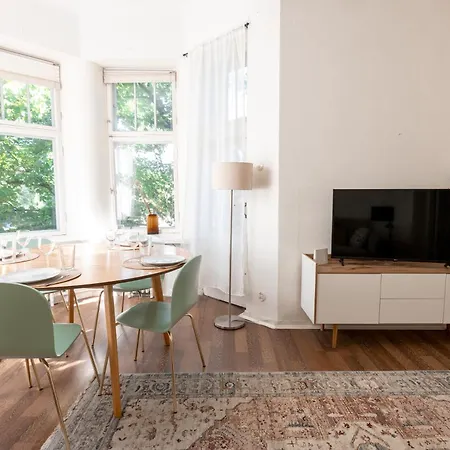 2ndhomes 2br Center With Balcony & Park View *