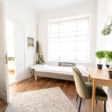 2ndhomes 2br Center With Balcony & Park View *