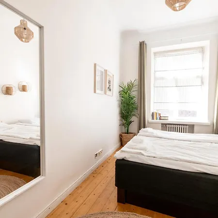 2ndhomes 2br Center With Balcony & Park View Apartman *